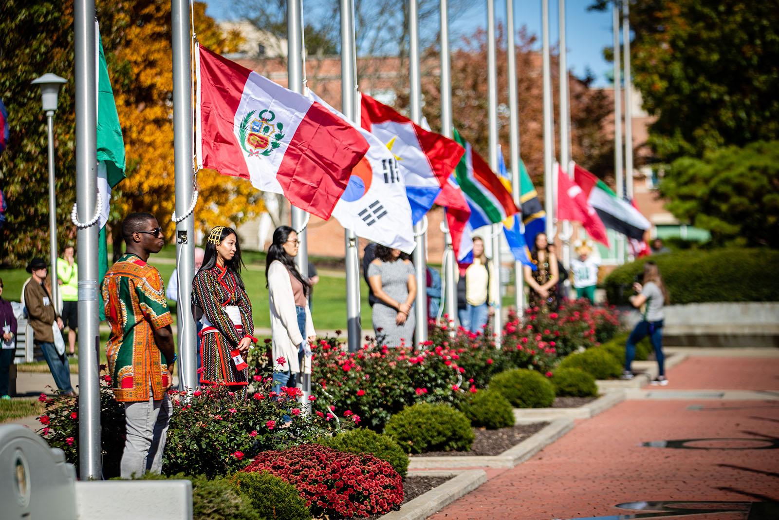 全国网赌正规平台的国际学生在每年秋天的返校节活动中都会参加升旗仪式，以庆祝他们的家乡和文化以及大学的多样性. 