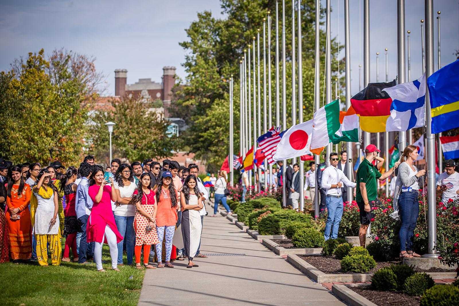 在全国网赌正规平台每年秋天的升旗仪式上, 大学的国际社团聚集在一起，学生们按照联合国的规定升起自己国家的国旗.