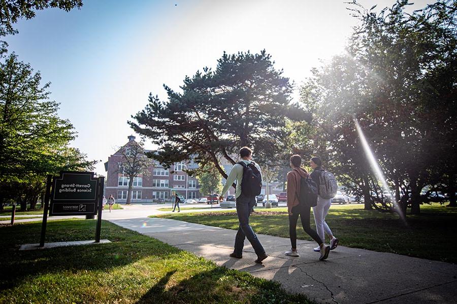 Students walk across the Northwest campus, which also is designated as the Missouri Arboretum. (图片来源:Chandu Ravi Krishna/<a href='http://salmonbayk8.getrealcuba.com'>全国网赌正规平台</a>)